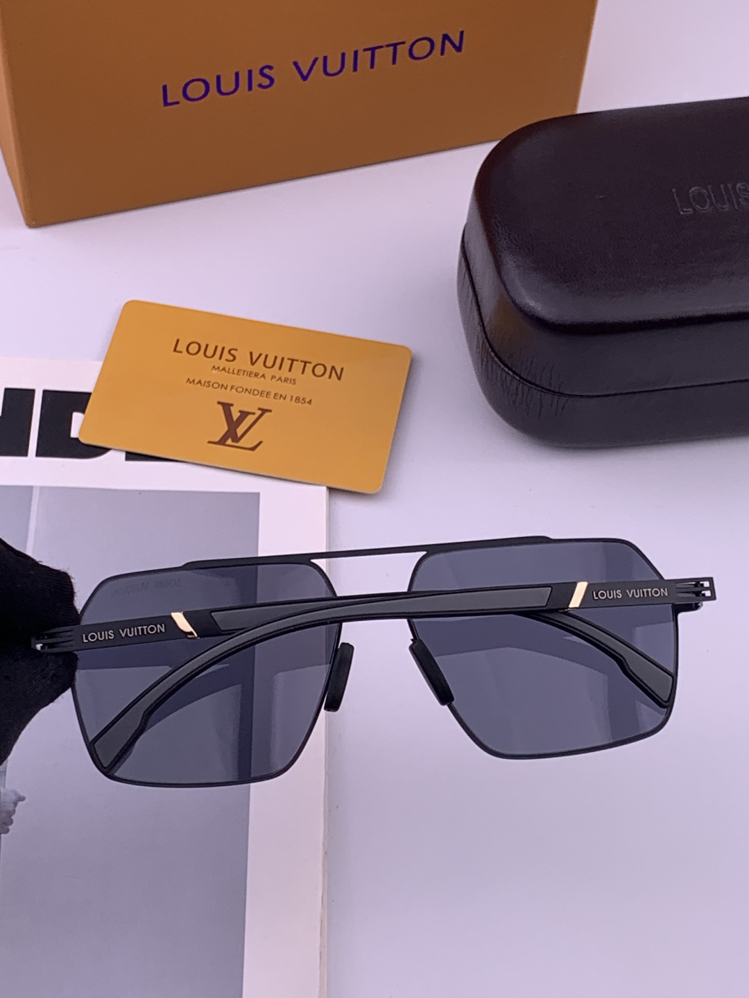 ♦️LV  新款男女情侣款太阳镜多边形墨镜iP电镀永不褪色 超轻超有弹性整幅眼镜无螺丝重要的是压不坏 高