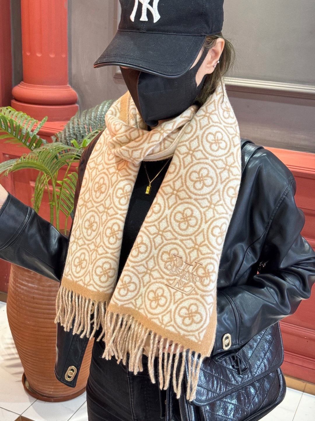Lv爆款经典四叶草🍀双面提花爆款围巾🧣！！！非常百搭的一款，搭配大衣，毛衣都非常高级，尺寸刚刚好，及保暖