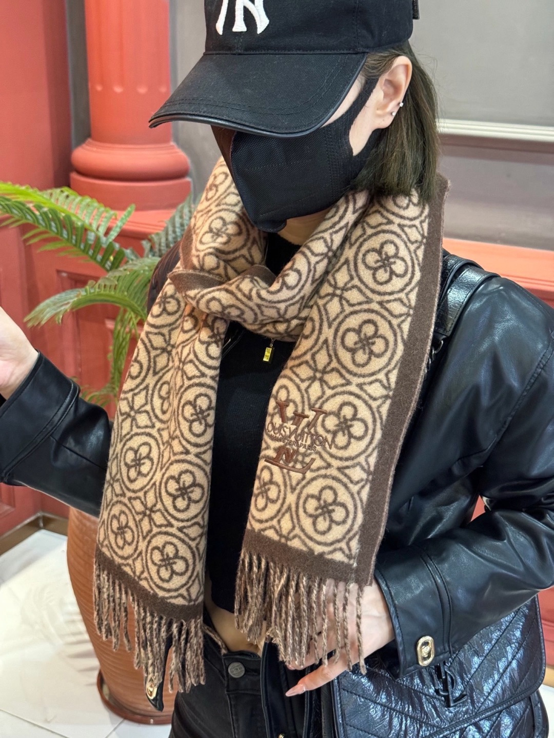 Lv爆款经典四叶草🍀双面提花爆款围巾🧣！！！非常百搭的一款，搭配大衣，毛衣都非常高级，尺寸刚刚好，及保暖