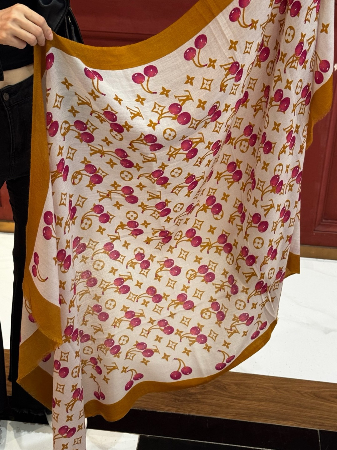 上新💕 。新款樱桃LV羊绒方巾 LV x TM Monogram Cerise 出自路易威登 x 村上隆