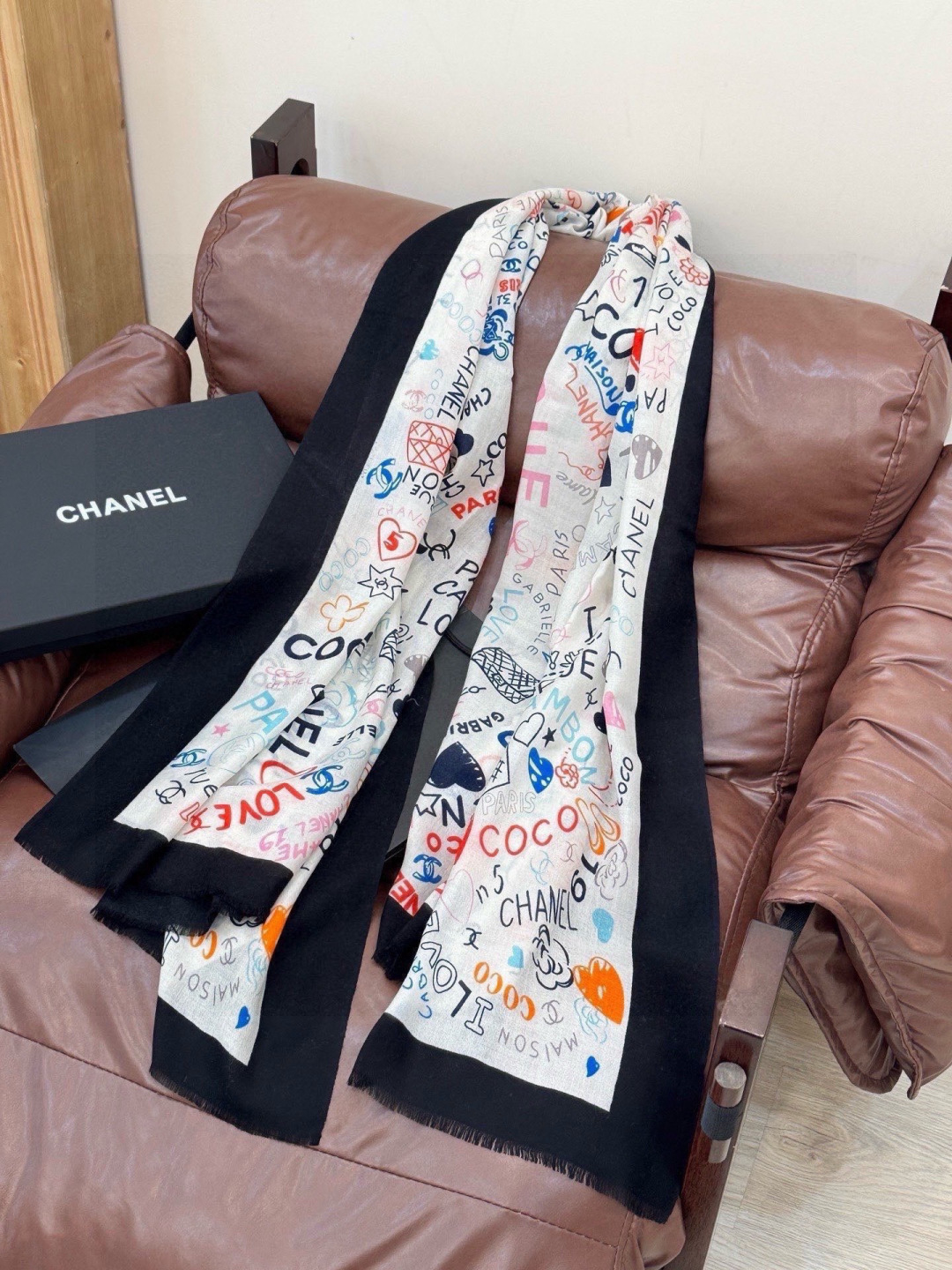 💟新款 💟CHANEL香奈儿经典元素设计优雅大方，绕在颈间超级完美💋💋简直人间的尤物😍 专柜品质[玫瑰]