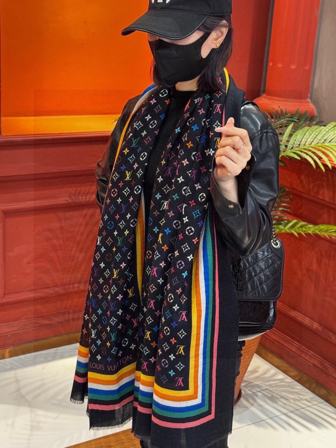 💟Iv最火的村上隆三彩羊绒长巾出货了！也可做装裱画，绝美无比，尽显时尚高端大气奢华风格！年度最佳爆款 ！