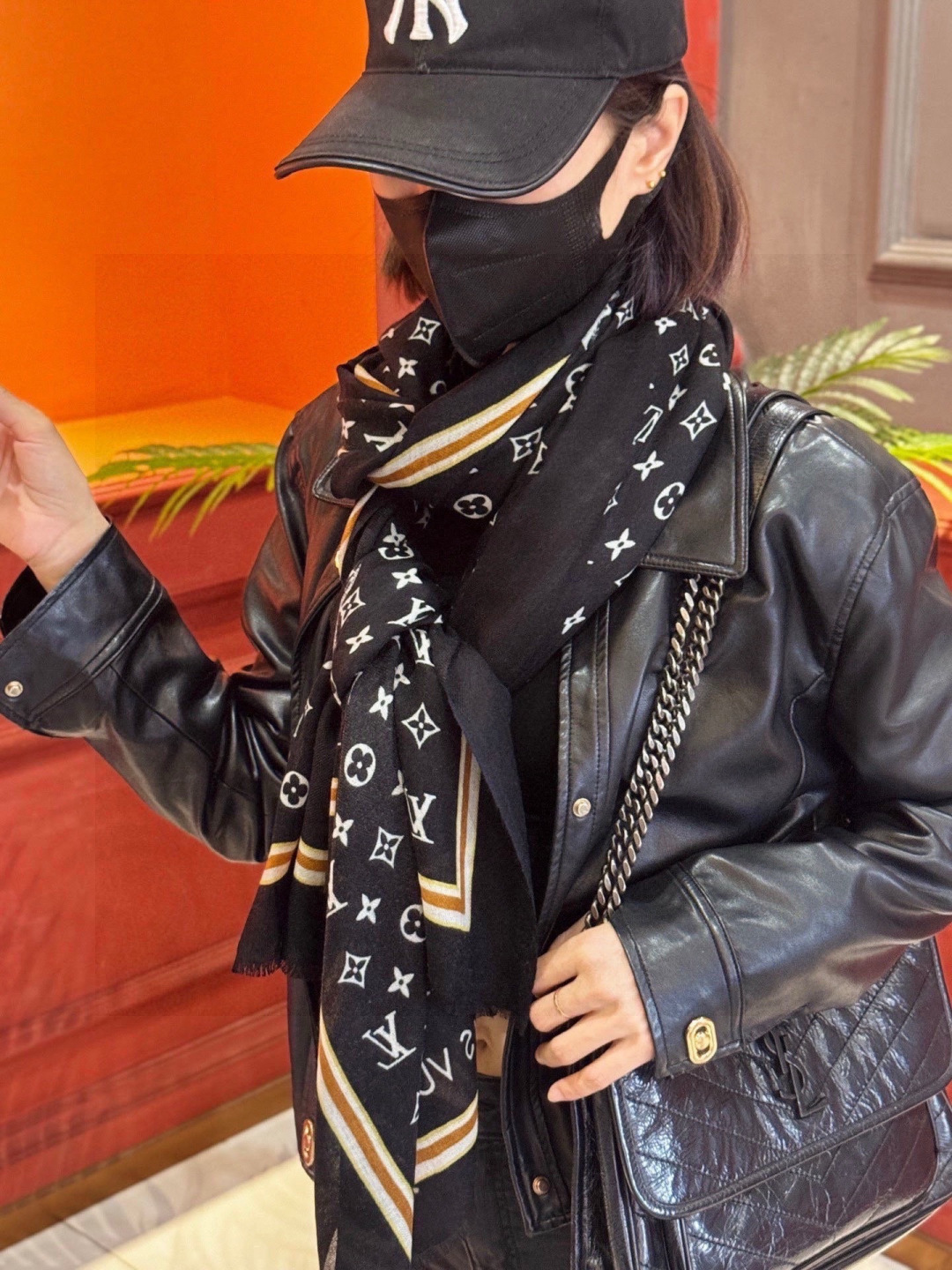 又时髦又百搭！LV新款老花长巾】提升气质和品味的好单品！！四季必备！！真的无敌实用！！Lv难得的羊绒长巾