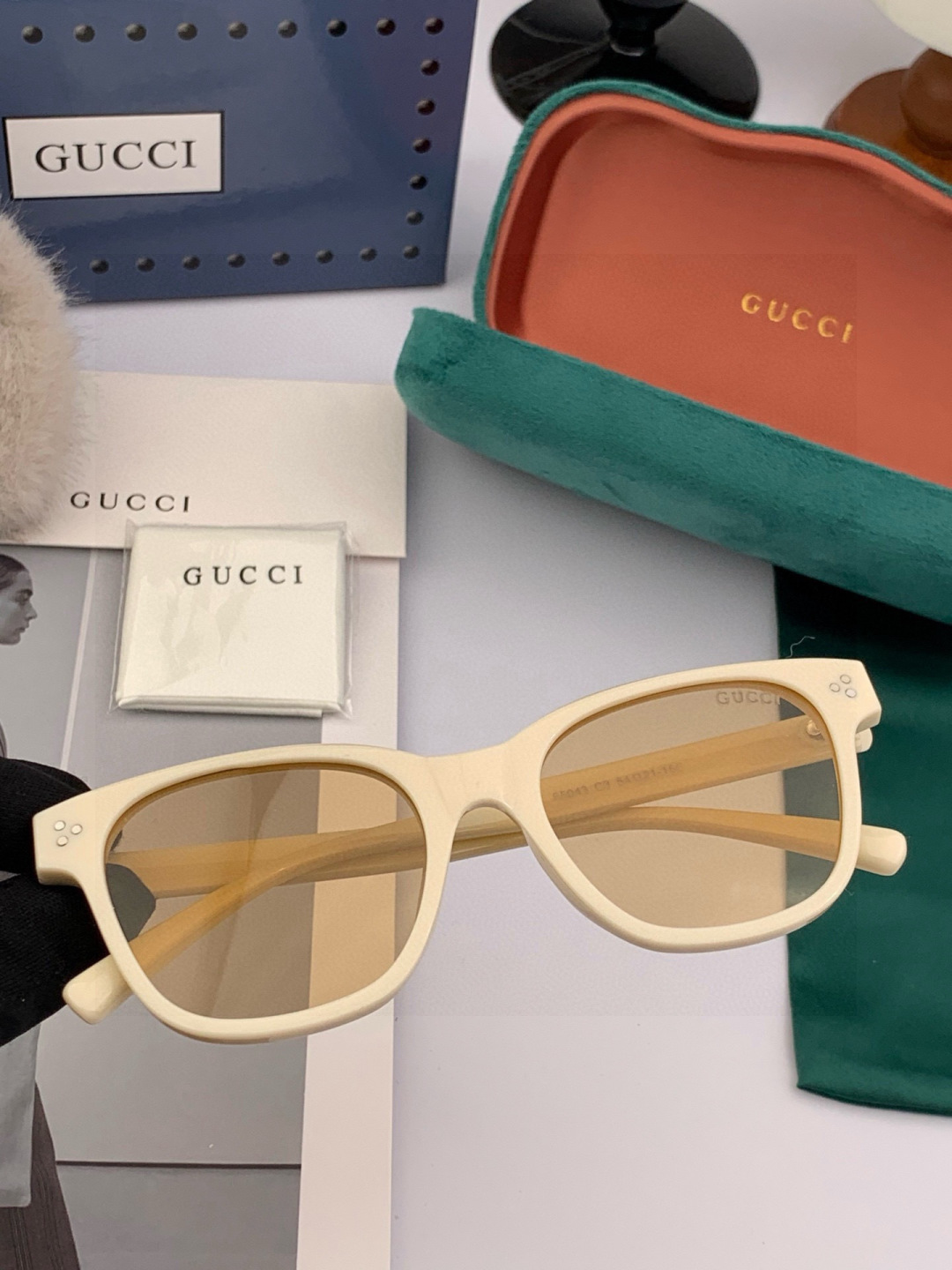 Солнцезащитные очки в белой оправе с поляризационными линзами Gucci