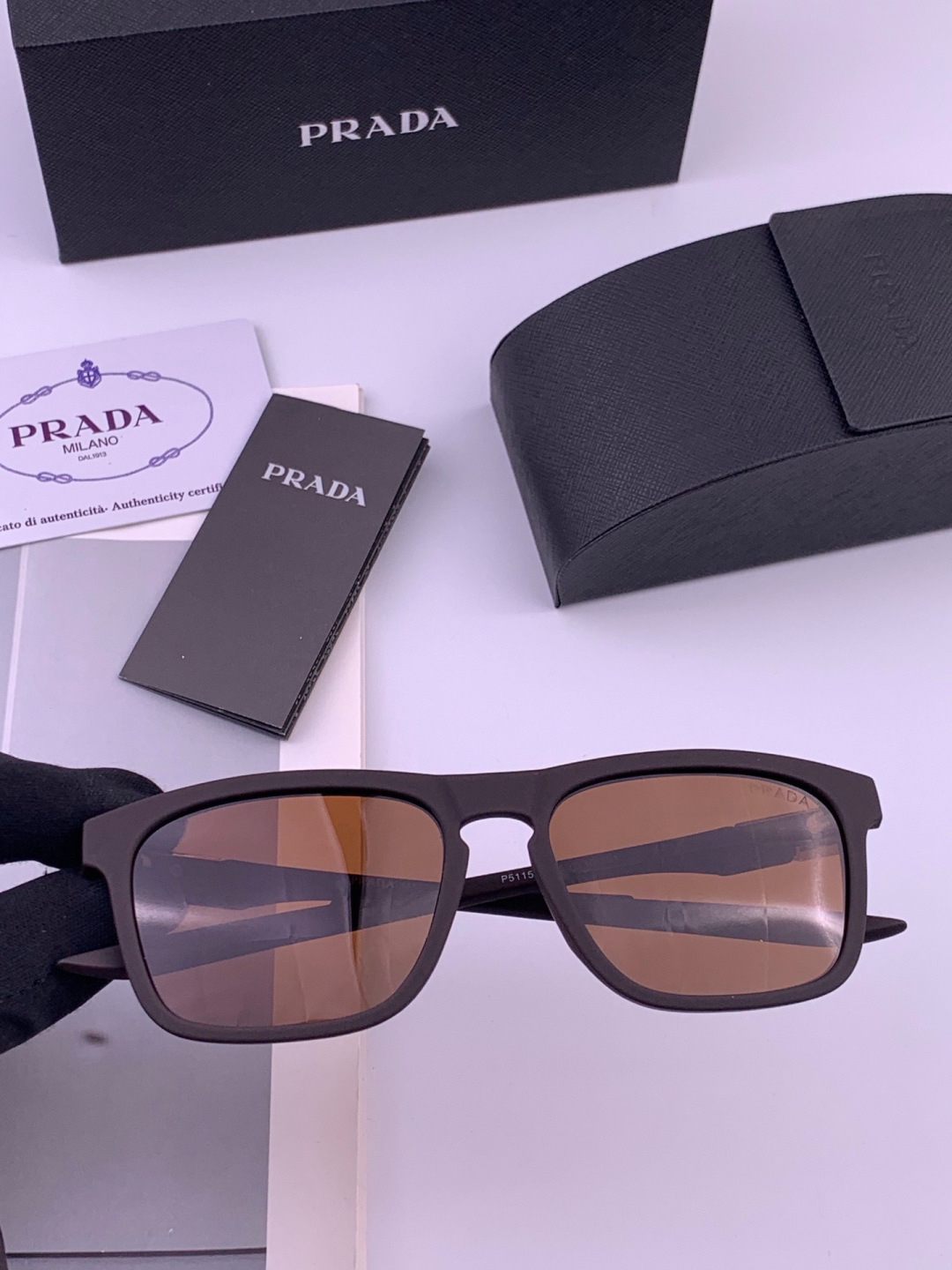 Очки Prada