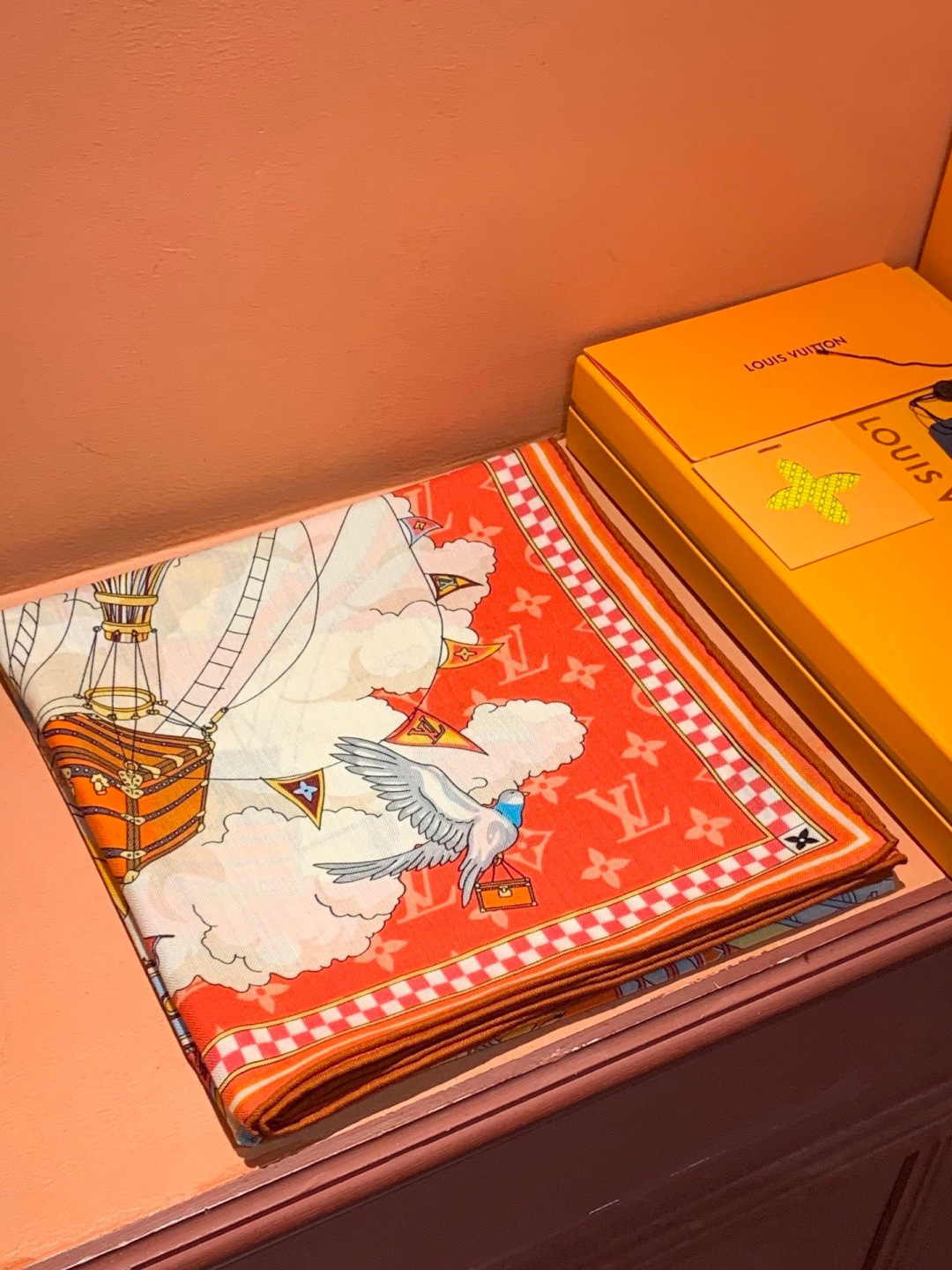 LV x TM 140披肩【140顶级丝绒双面同色披肩】本款L Multicolor披肩出自路易威登与知