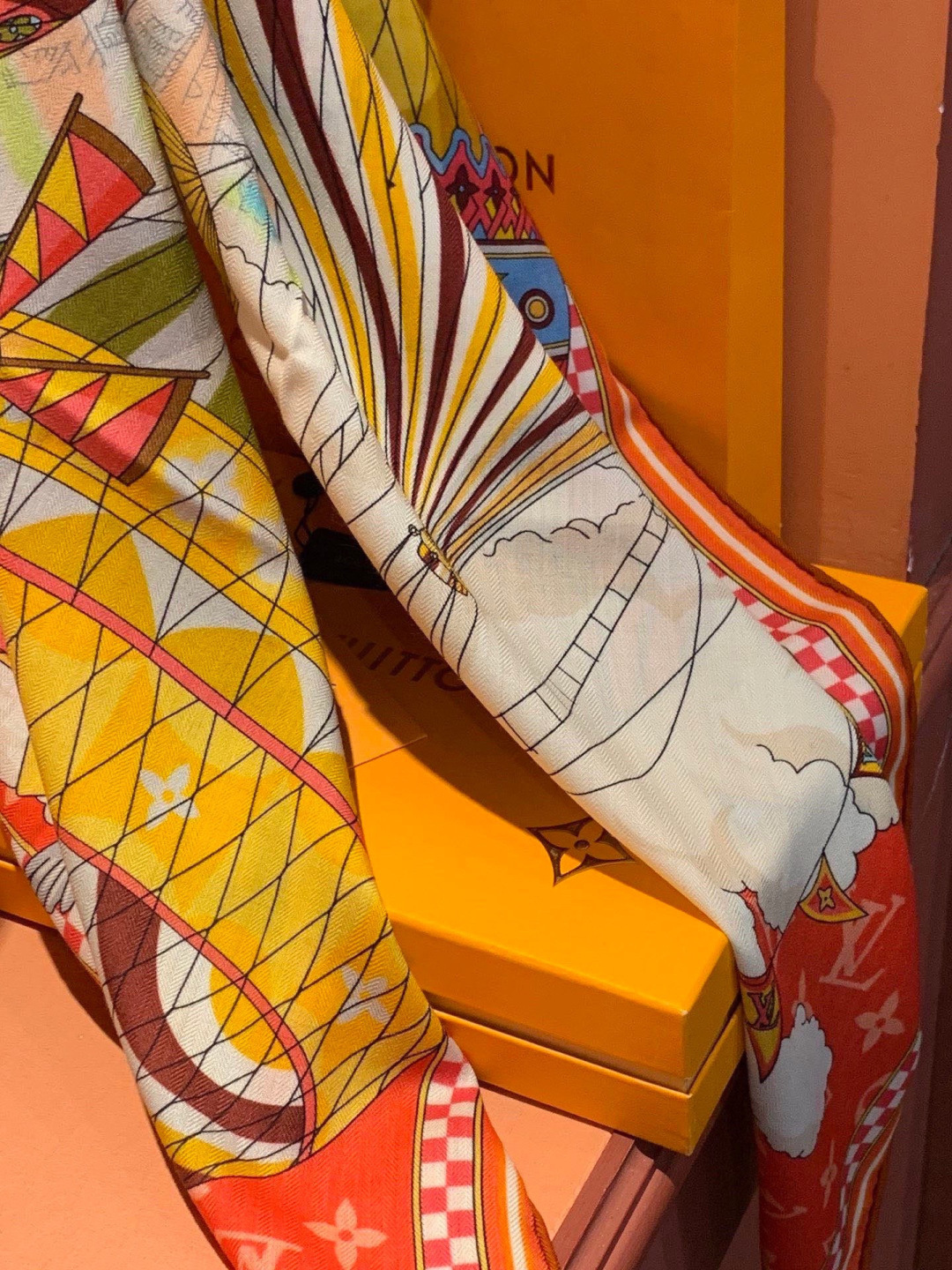 LV x TM 140披肩【140顶级丝绒双面同色披肩】本款L Multicolor披肩出自路易威登与知