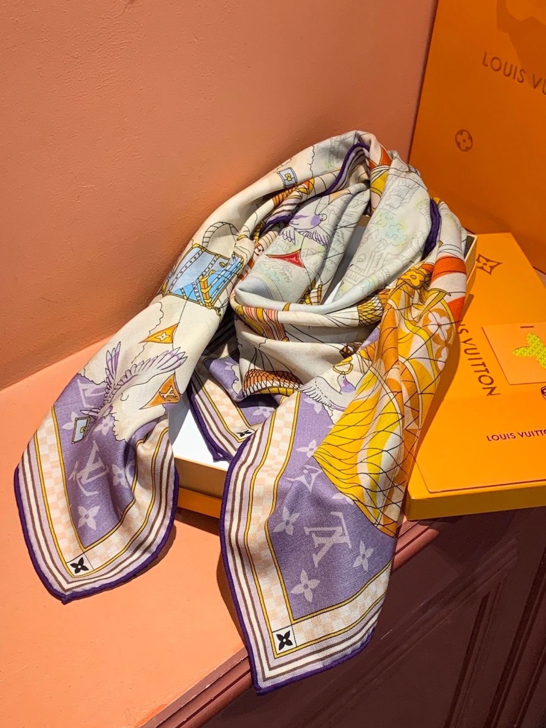LV x TM 140披肩【140顶级丝绒双面同色披肩】本款L Multicolor披肩出自路易威登与知