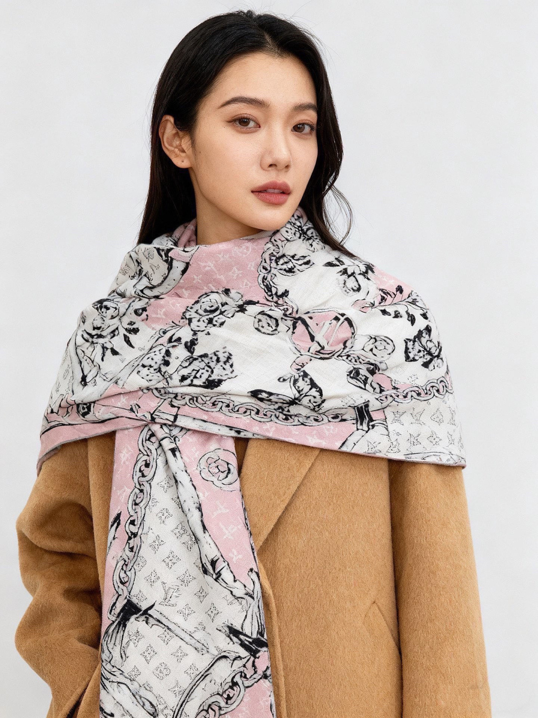 LV x TM 140披肩【140顶级丝绒双面同色披肩】本款L Multicolor披肩出自路易威登与知