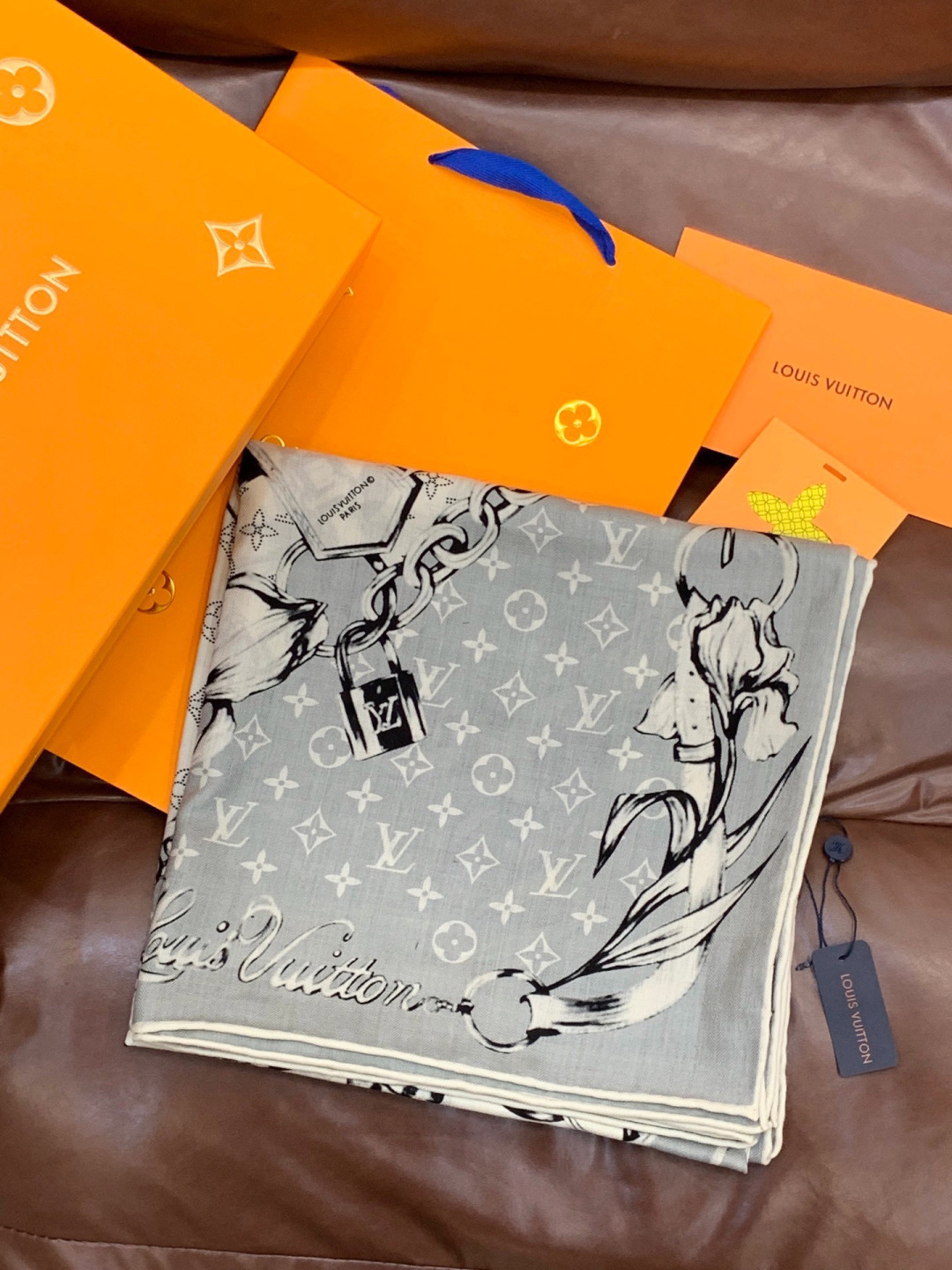 LV x TM 140披肩【140顶级丝绒双面同色披肩】本款L Multicolor披肩出自路易威登与知