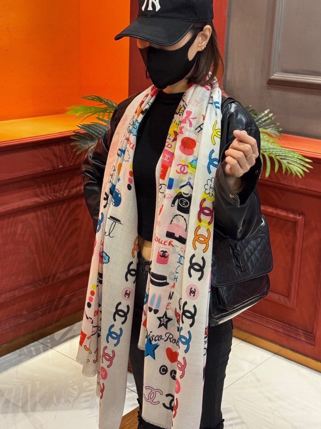 会发光发亮的围巾 高级成衣系列～Chanel 此系列谱写一曲自由轻灵的赞歌本系列作品创新演绎品牌的风格符