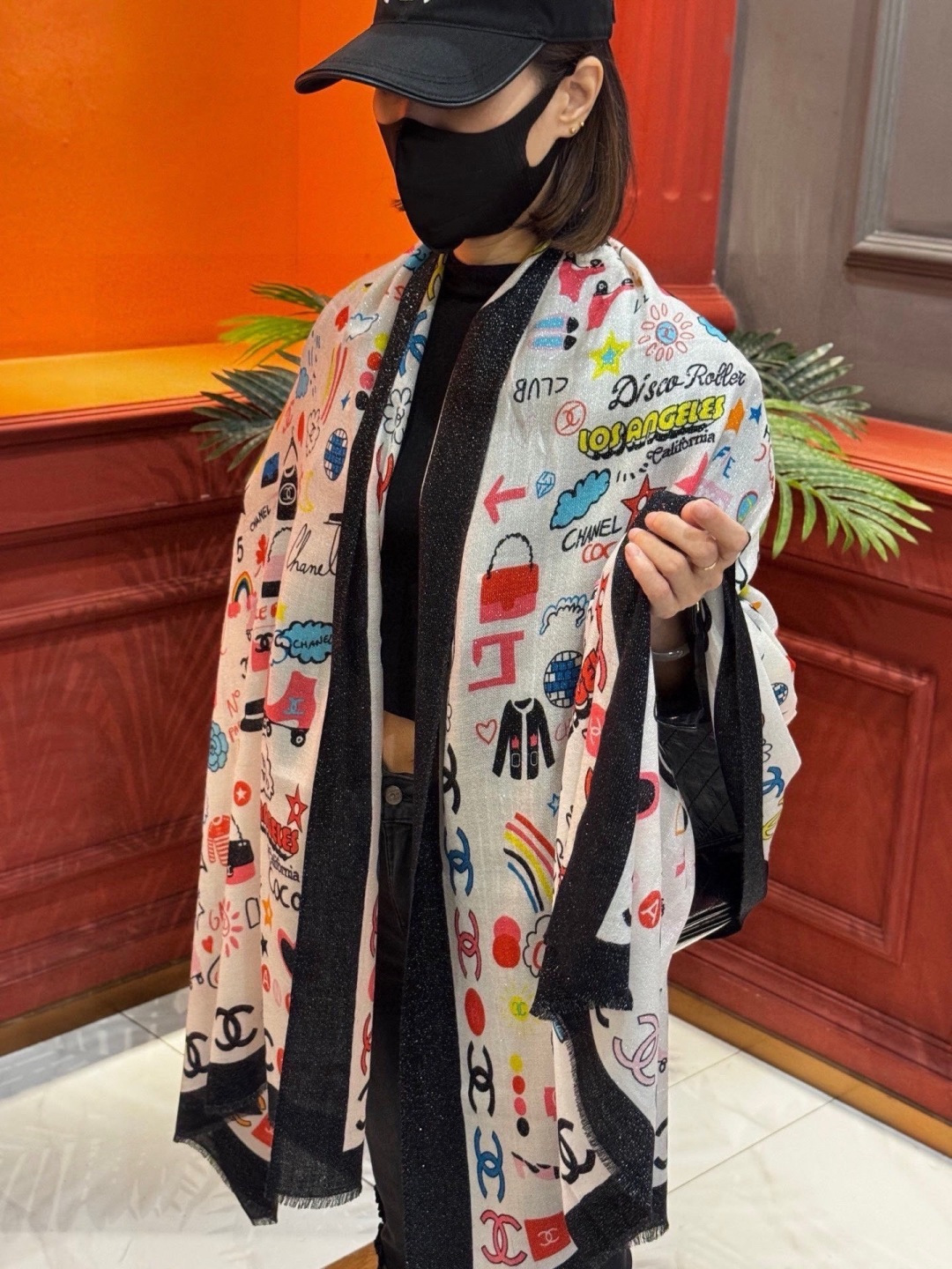 会发光发亮的围巾 高级成衣系列～Chanel 此系列谱写一曲自由轻灵的赞歌本系列作品创新演绎品牌的风格符
