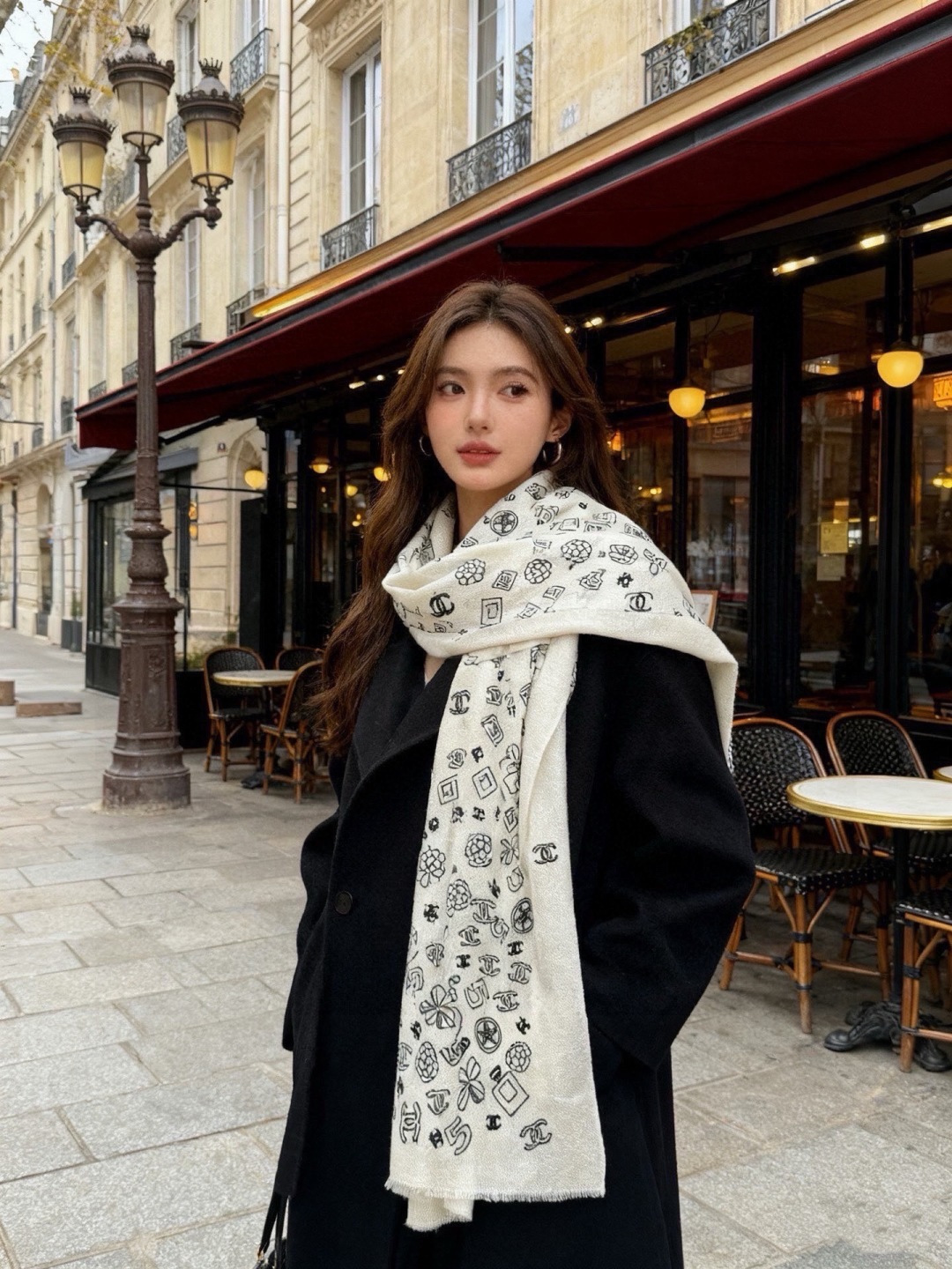 会发光发亮的围巾 💟CHANEL香奈儿经典元素设计优雅大方，绕在颈间超级完美💋💋简直人间的尤物😍 专柜品