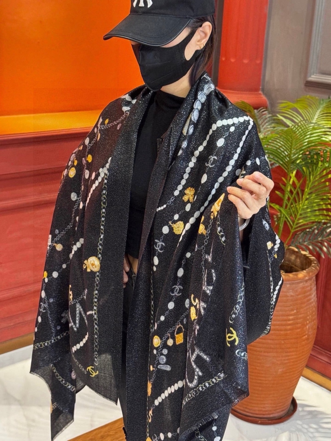 Chanel ~新品～“珠光宝气”【会发光发亮的围巾】这款经典单品展现强大而迷人的女性魅力精髓。诠释无限