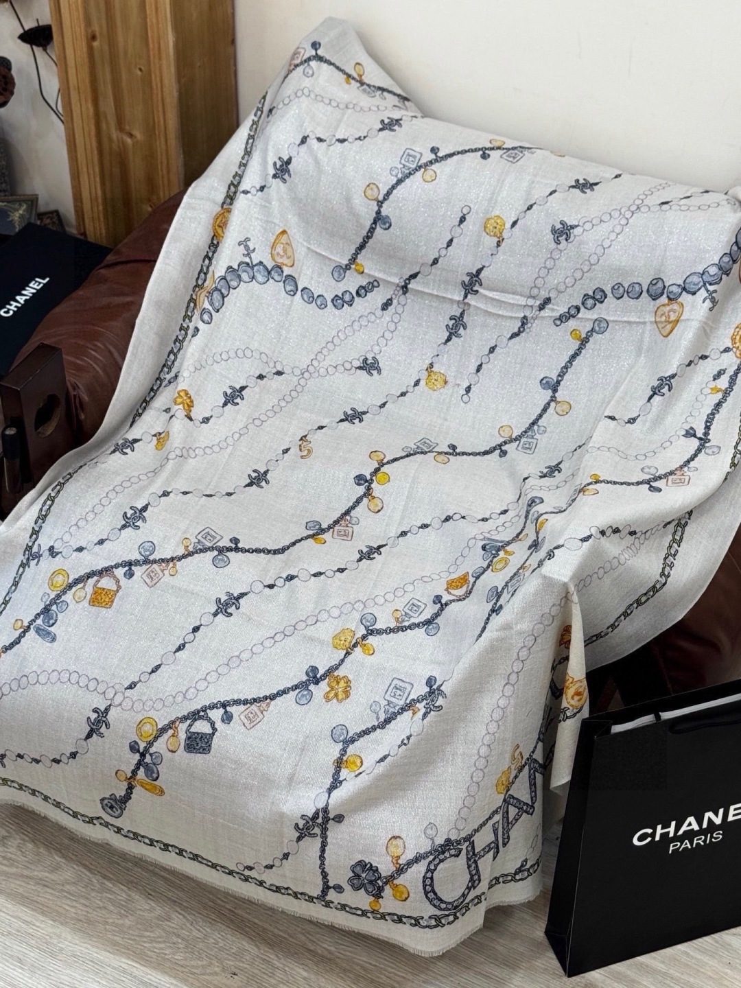 Chanel ~新品～“珠光宝气”【会发光发亮的围巾】这款经典单品展现强大而迷人的女性魅力精髓。诠释无限