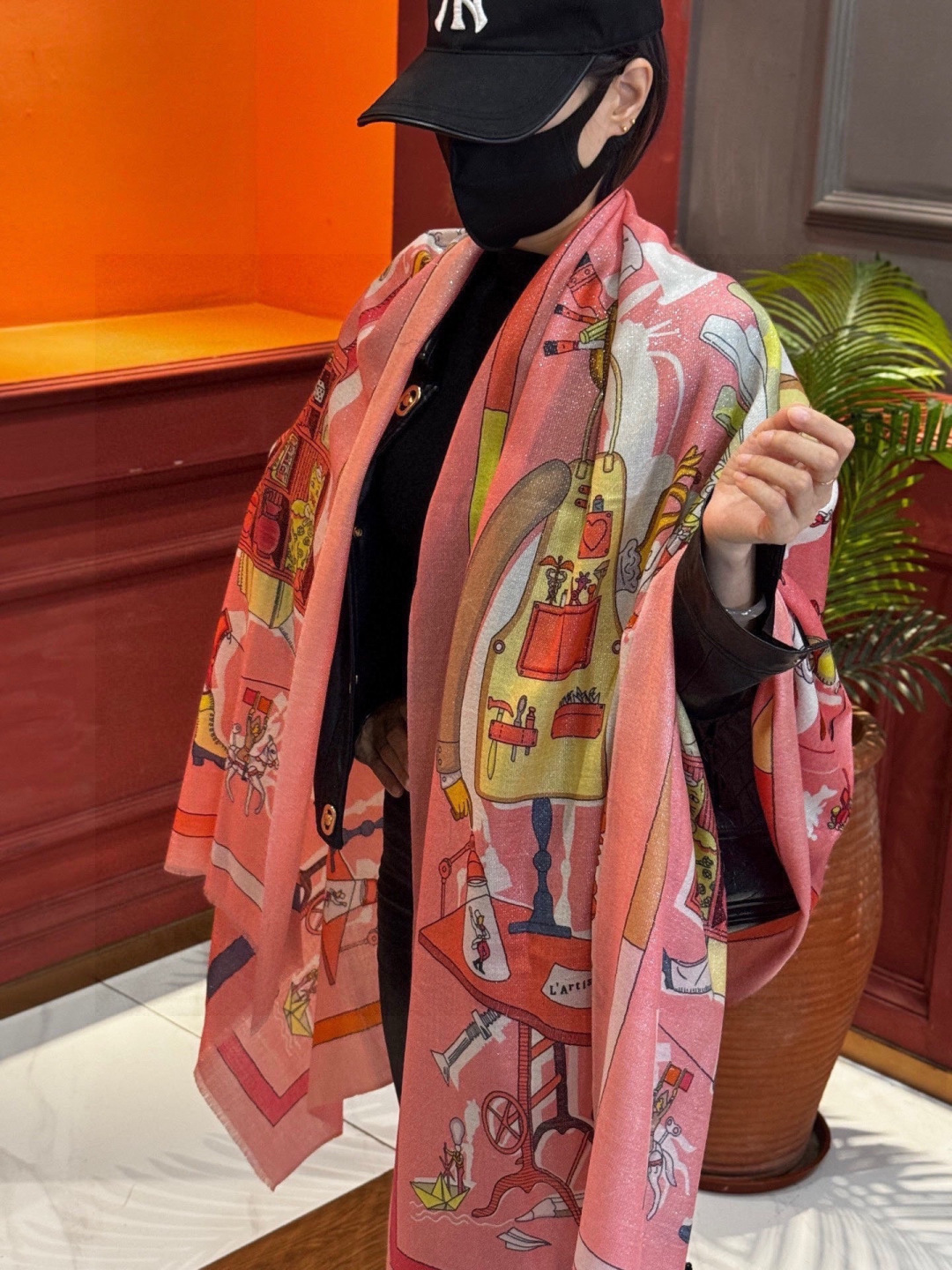 “精巧错觉”~Hermes （会发光发亮的围巾）轻盈、大胆和无穷无尽的俏皮感在方巾中交织碰撞，让自己沉浸