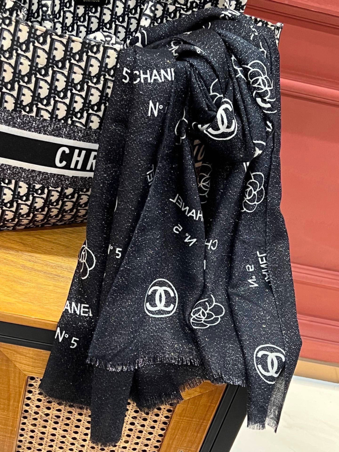 上新🌟 会发光发亮的围巾 💄💋新款客供银线💖羊绒面料长巾 😘美翻了[流泪]【小香银线图标】，御用殿堂级极
