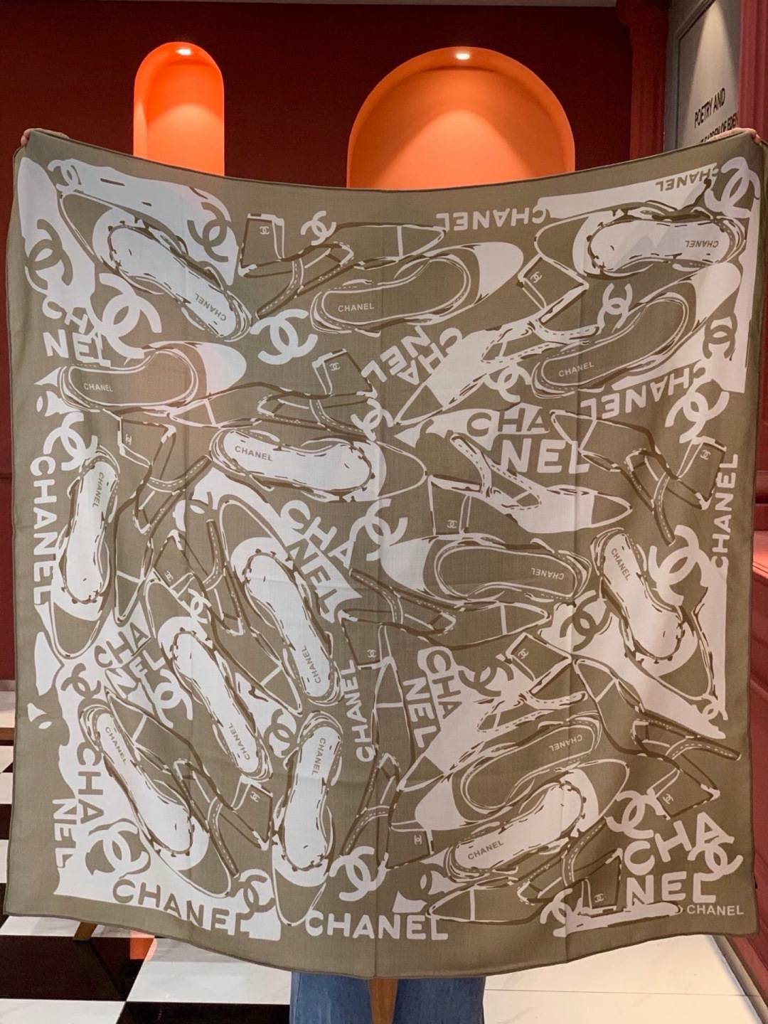 高级成衣系列～Chanel 【140双面同色丝绒披肩】此系列谱写一曲自由轻灵的赞歌本系列作品创新演绎品牌