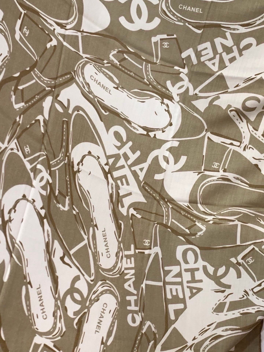 高级成衣系列～Chanel 【140双面同色丝绒披肩】此系列谱写一曲自由轻灵的赞歌本系列作品创新演绎品牌