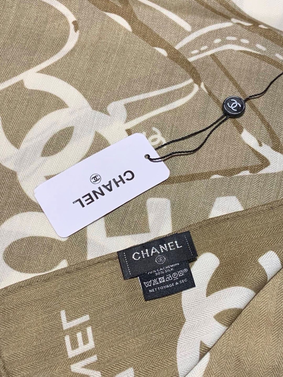 高级成衣系列～Chanel 【140双面同色丝绒披肩】此系列谱写一曲自由轻灵的赞歌本系列作品创新演绎品牌