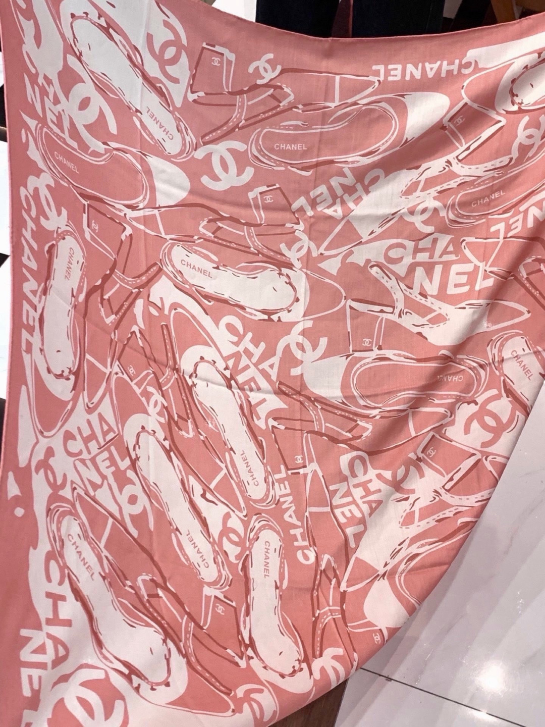 高级成衣系列～Chanel 【140双面同色丝绒披肩】此系列谱写一曲自由轻灵的赞歌本系列作品创新演绎品牌