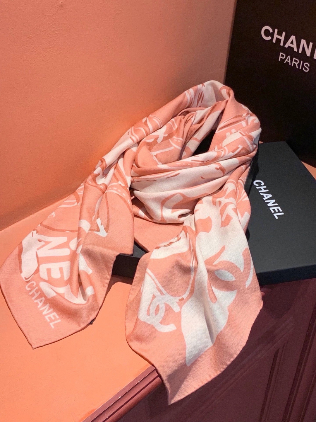 高级成衣系列～Chanel 【140双面同色丝绒披肩】此系列谱写一曲自由轻灵的赞歌本系列作品创新演绎品牌