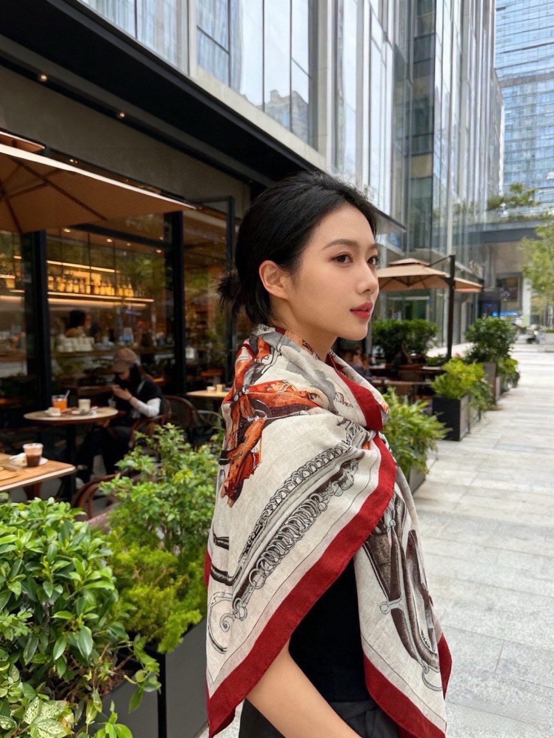 上新🆕【丝绒双面同色140披肩】“弩式牵引马具”手工卷边丝绒方巾披肩70%羊绒30%真丝这款典藏方巾展现