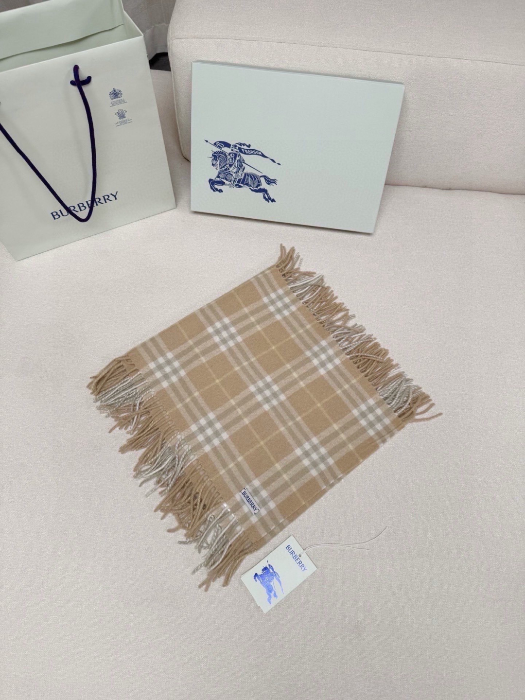 。𝐁𝐮𝐫𝐛𝐞𝐫𝐫𝐲 《格纹流苏围巾》 ｜金靖同款𝐒𝐢𝐳𝐞: 155x30cm   时髦精必备呀🧚‍♀️ 