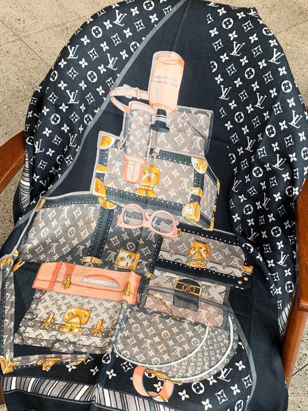 新款上😍真心赞‼ Airline Patches Monogram【V字标识长巾】羊绒长巾，披肩在秉承旅