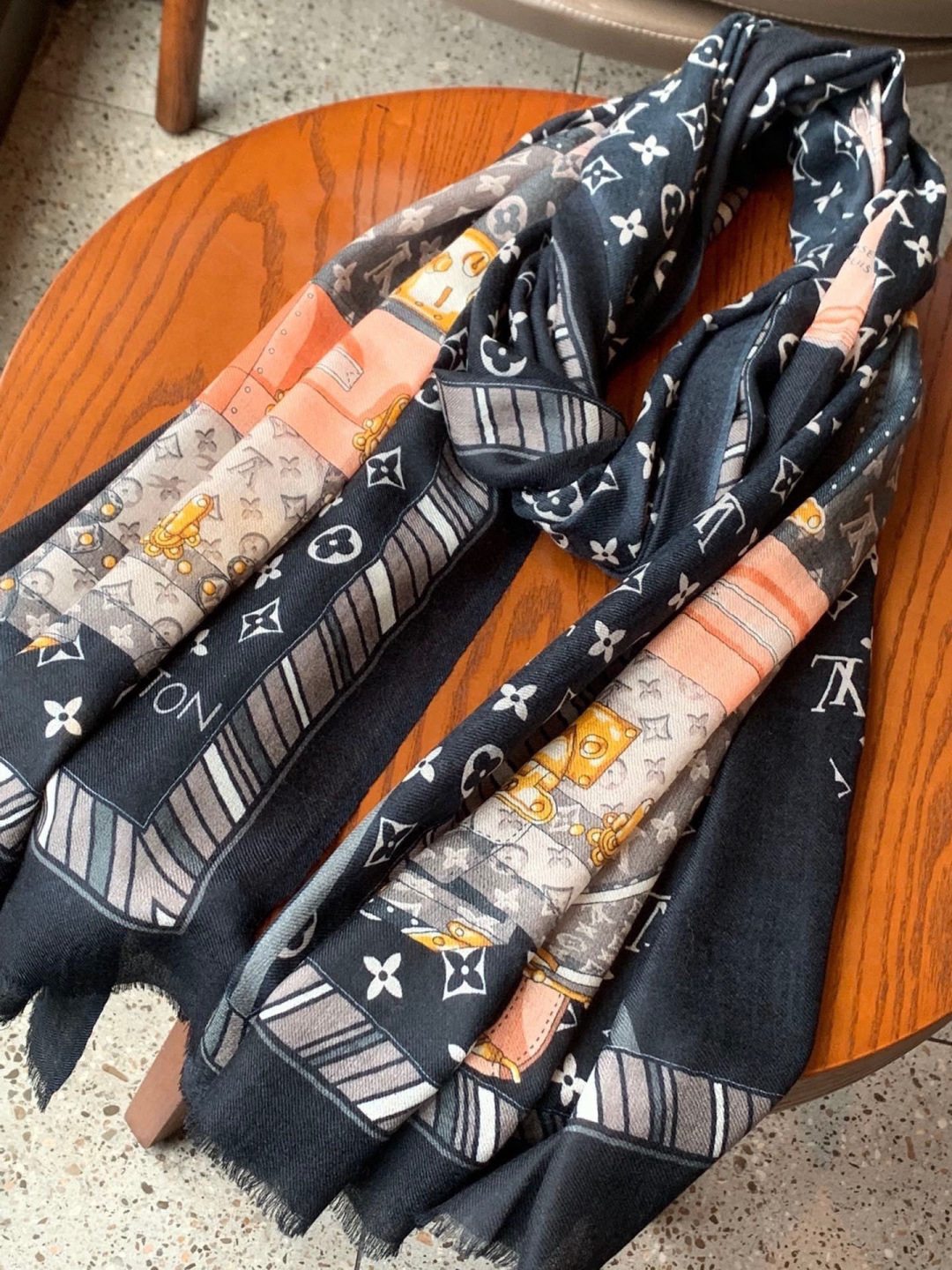 新款上😍真心赞‼ Airline Patches Monogram【V字标识长巾】羊绒长巾，披肩在秉承旅