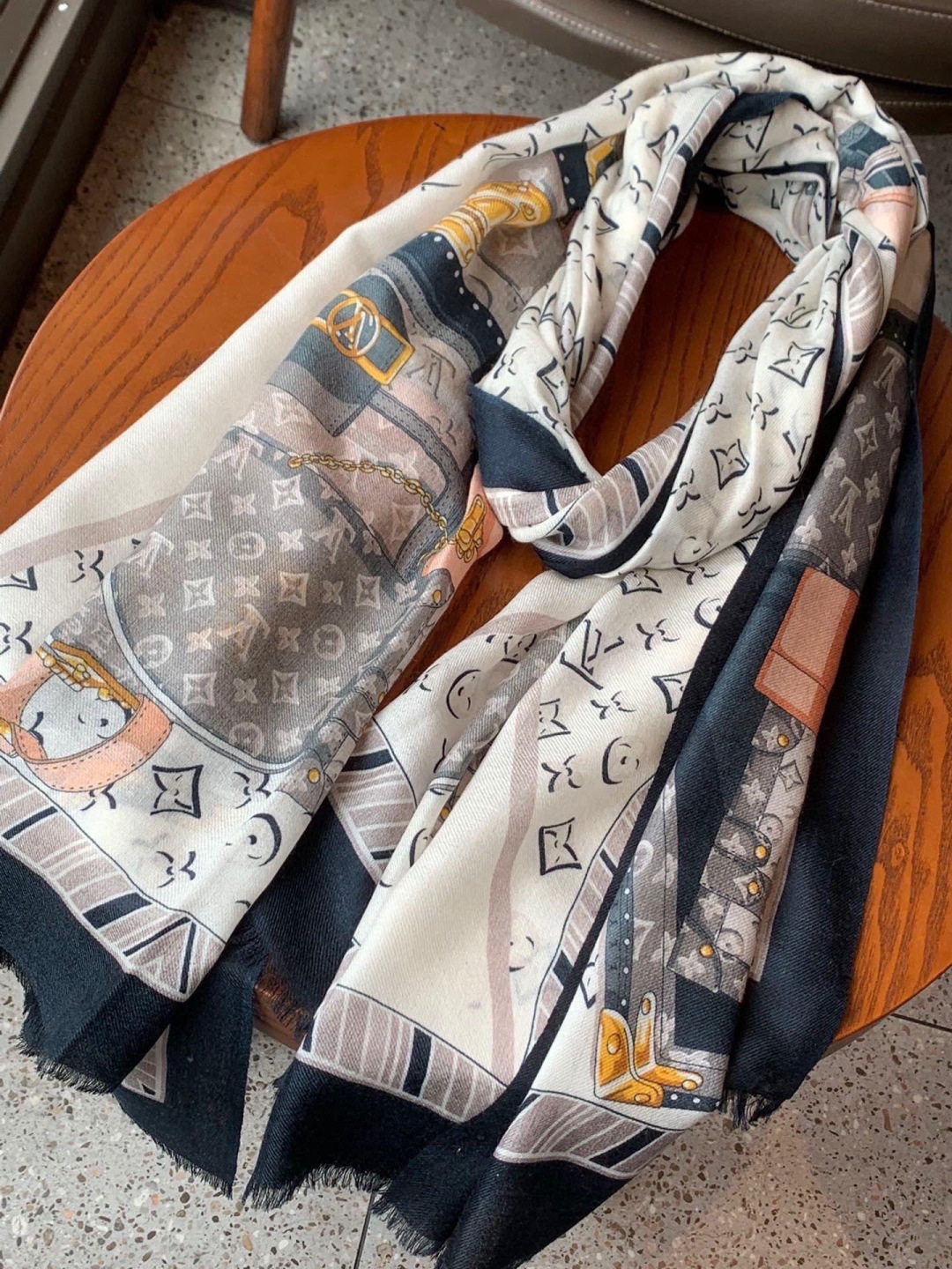 新款上😍真心赞‼ Airline Patches Monogram【V字标识长巾】羊绒长巾，披肩在秉承旅