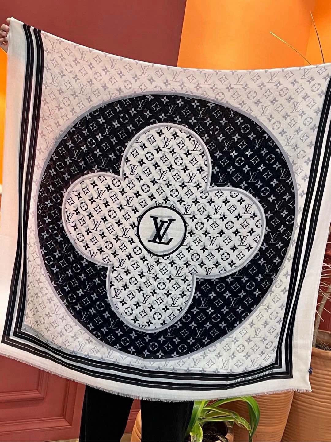 又时髦又百搭！LV新款老花长巾】提升气质和品味的好单品！！四季必备！！真的无敌实用！！Lv难得的羊绒长巾