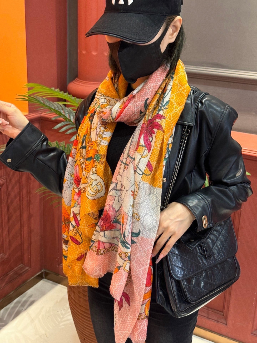 Gucci花卉羊绒围巾~超级抬气色！高级女人味！】羊绒围巾也能这么美！！！Gucci这款双面花卉羊绒围巾