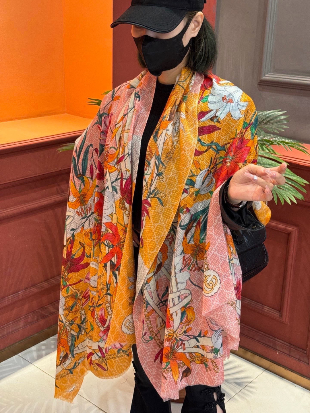 Gucci花卉羊绒围巾~超级抬气色！高级女人味！】羊绒围巾也能这么美！！！Gucci这款双面花卉羊绒围巾