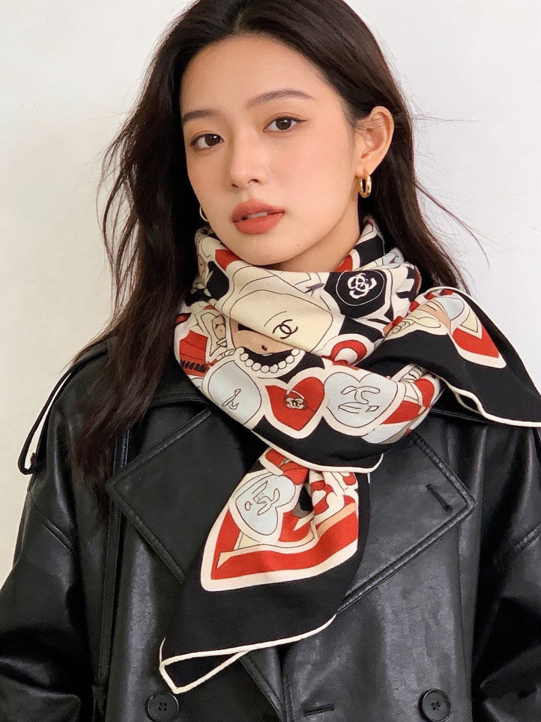 高级成衣系列～Chanel 【140双面同色丝绒披肩】此系列谱写一曲自由轻灵的赞歌本系列作品创新演绎品牌