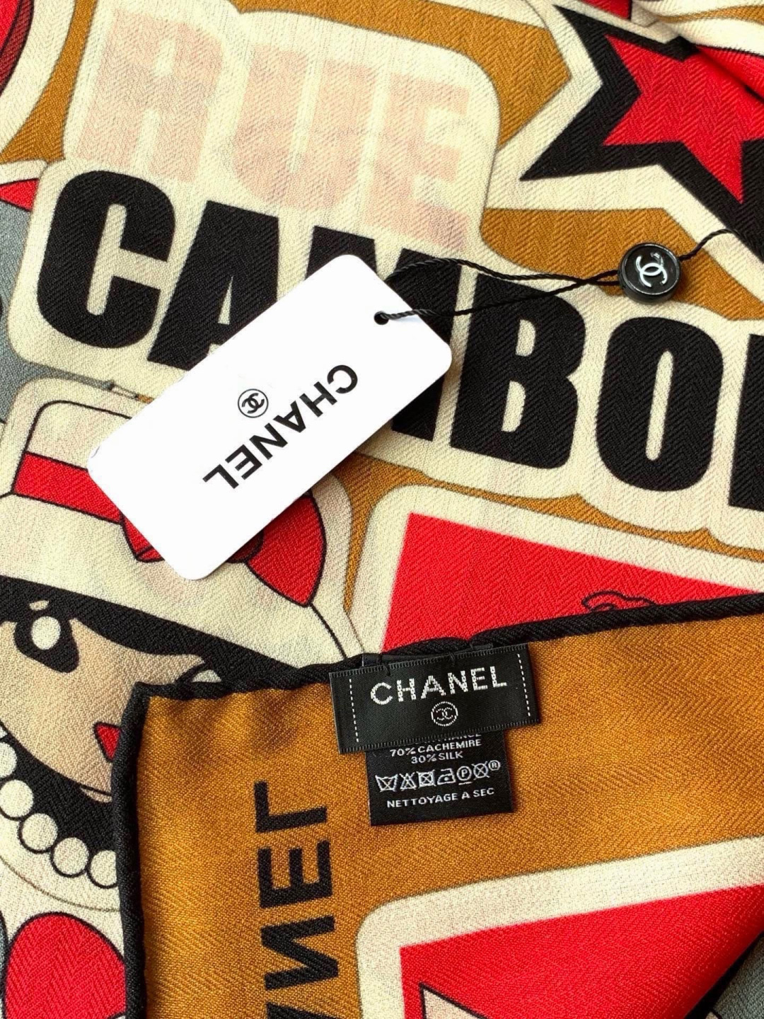 高级成衣系列～Chanel 【140双面同色丝绒披肩】此系列谱写一曲自由轻灵的赞歌本系列作品创新演绎品牌
