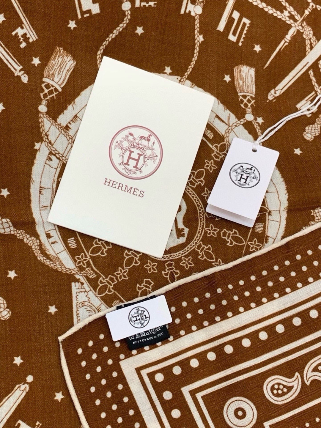 羊绒新款🆕👏👏买了都说好看‼️推荐💕爱马仕双面同色羊绒方巾【双面同色140】，顶级工艺超值‼️爱马仕专柜