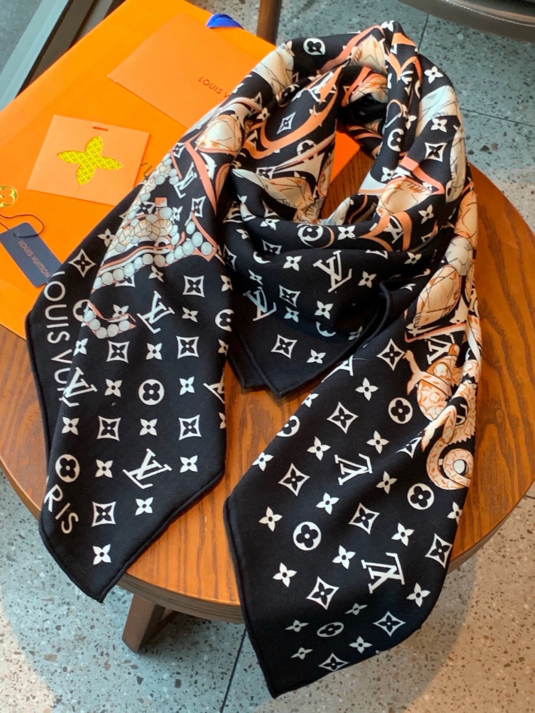 LV x TM 140披肩【140顶级丝绒双面同色披肩】本款L Multicolor披肩出自路易威登与知