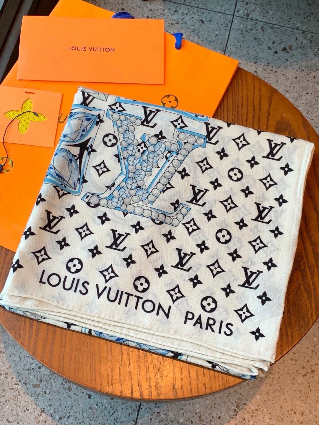 LV x TM 140披肩【140顶级丝绒双面同色披肩】本款L Multicolor披肩出自路易威登与知