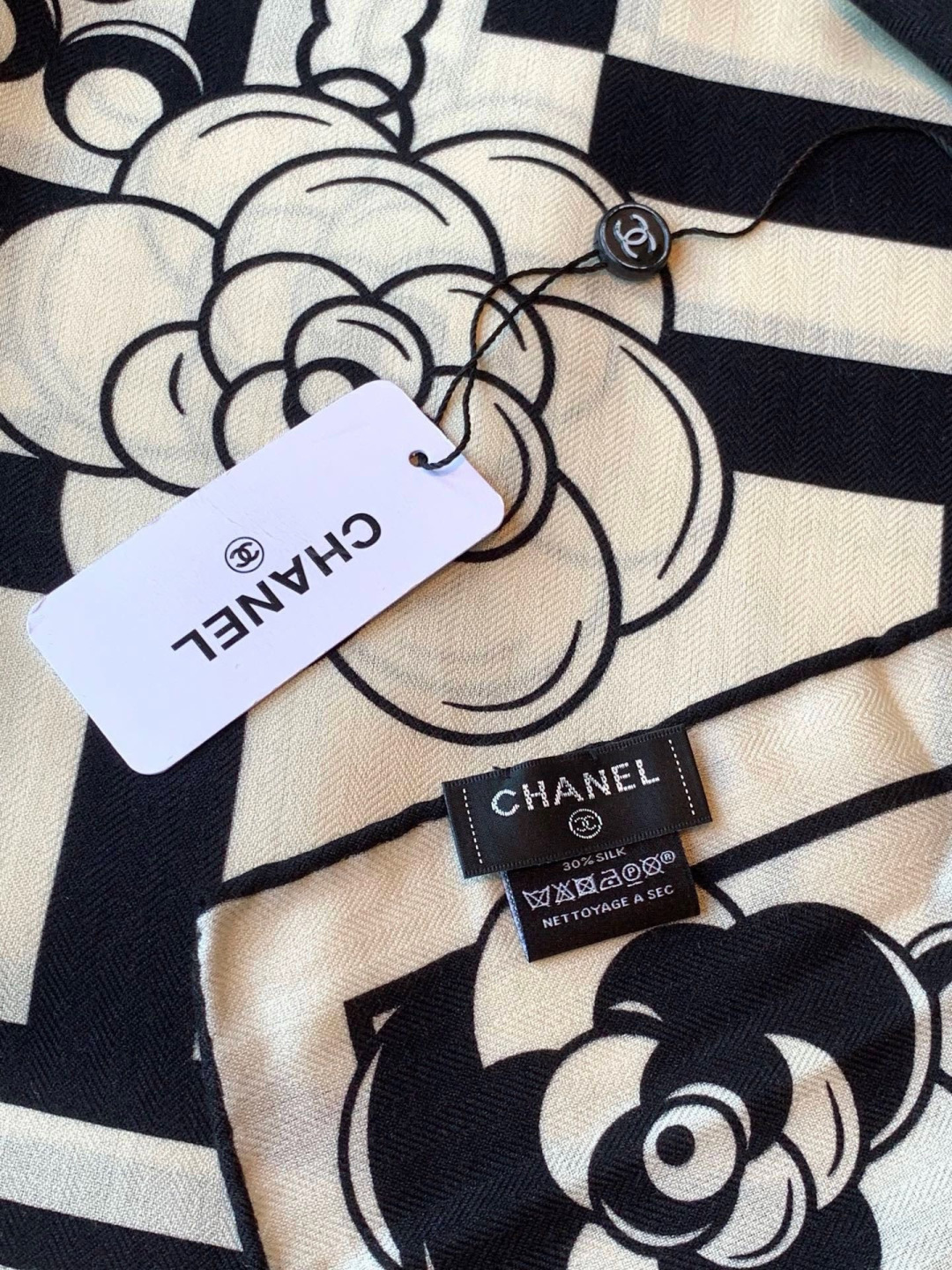 高级成衣系列～Chanel 【140双面同色丝绒披肩】此系列谱写一曲自由轻灵的赞歌本系列作品创新演绎品牌