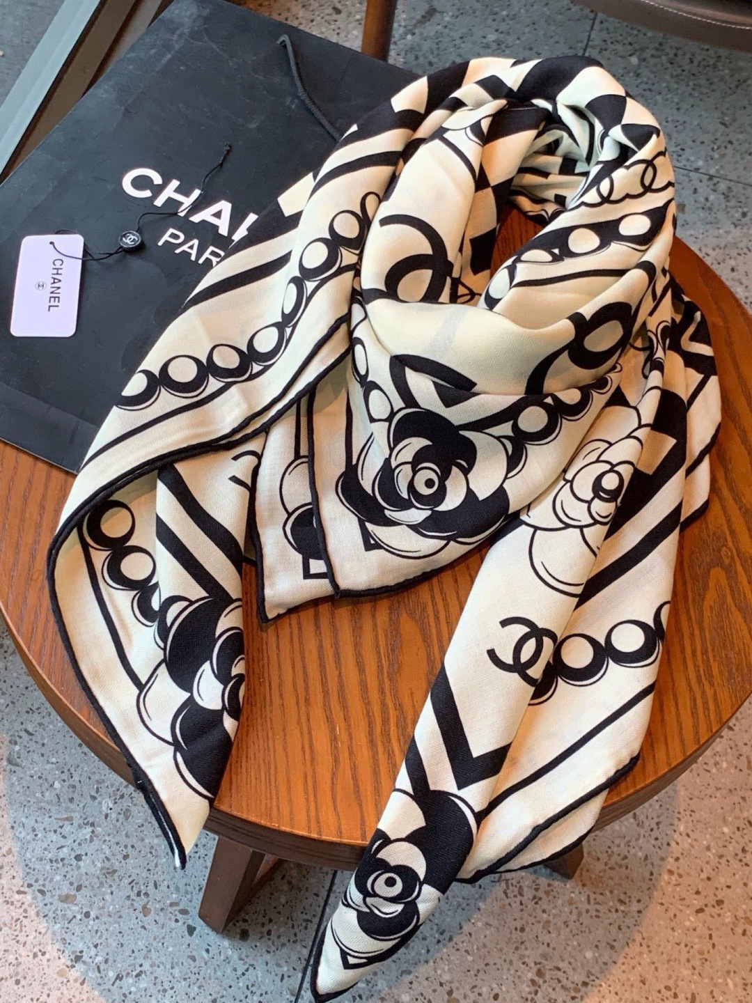 高级成衣系列～Chanel 【140双面同色丝绒披肩】此系列谱写一曲自由轻灵的赞歌本系列作品创新演绎品牌