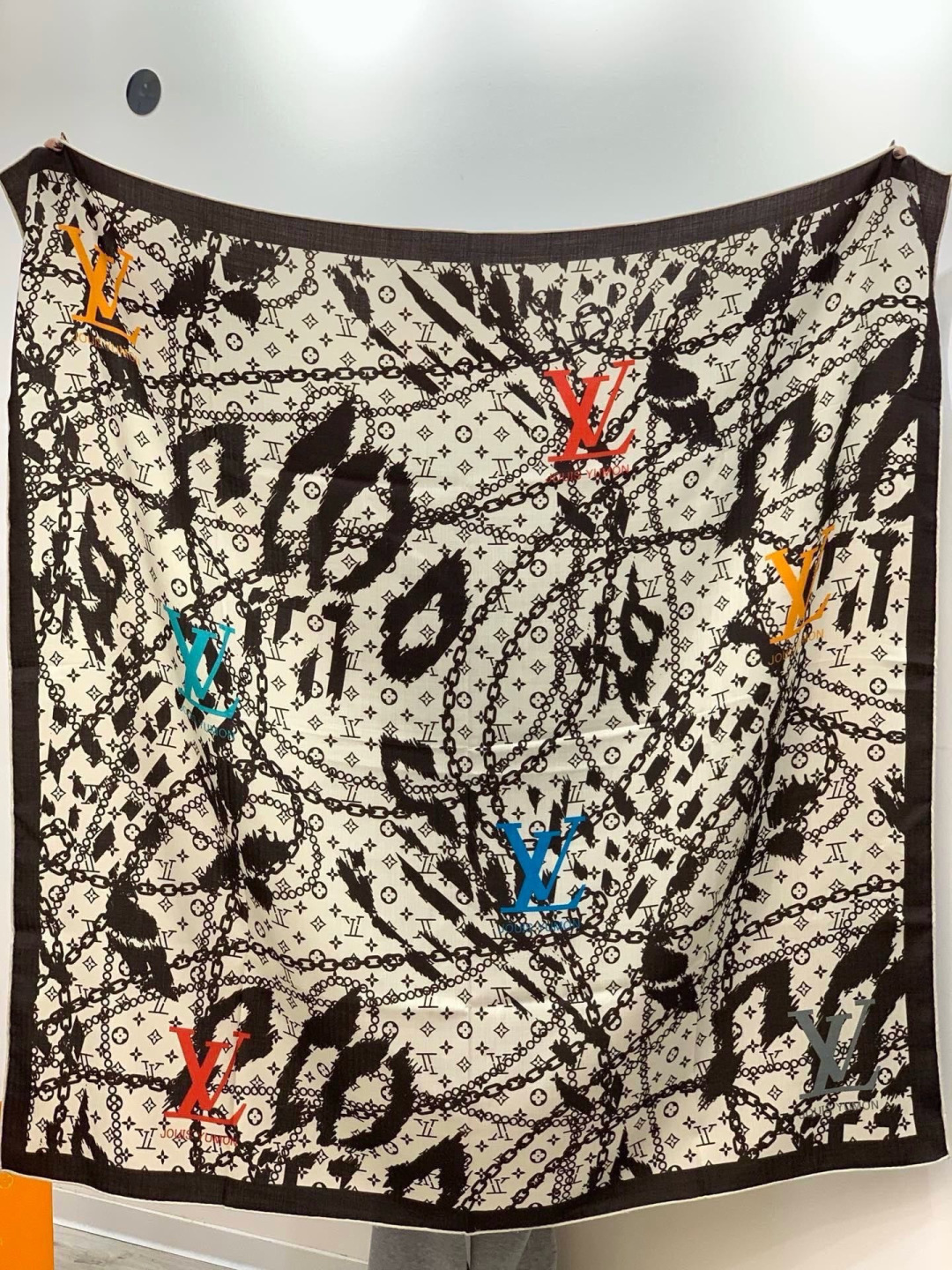 LV x TM 140披肩【140顶级丝绒双面同色披肩】本款L Multicolor披肩出自路易威登与知