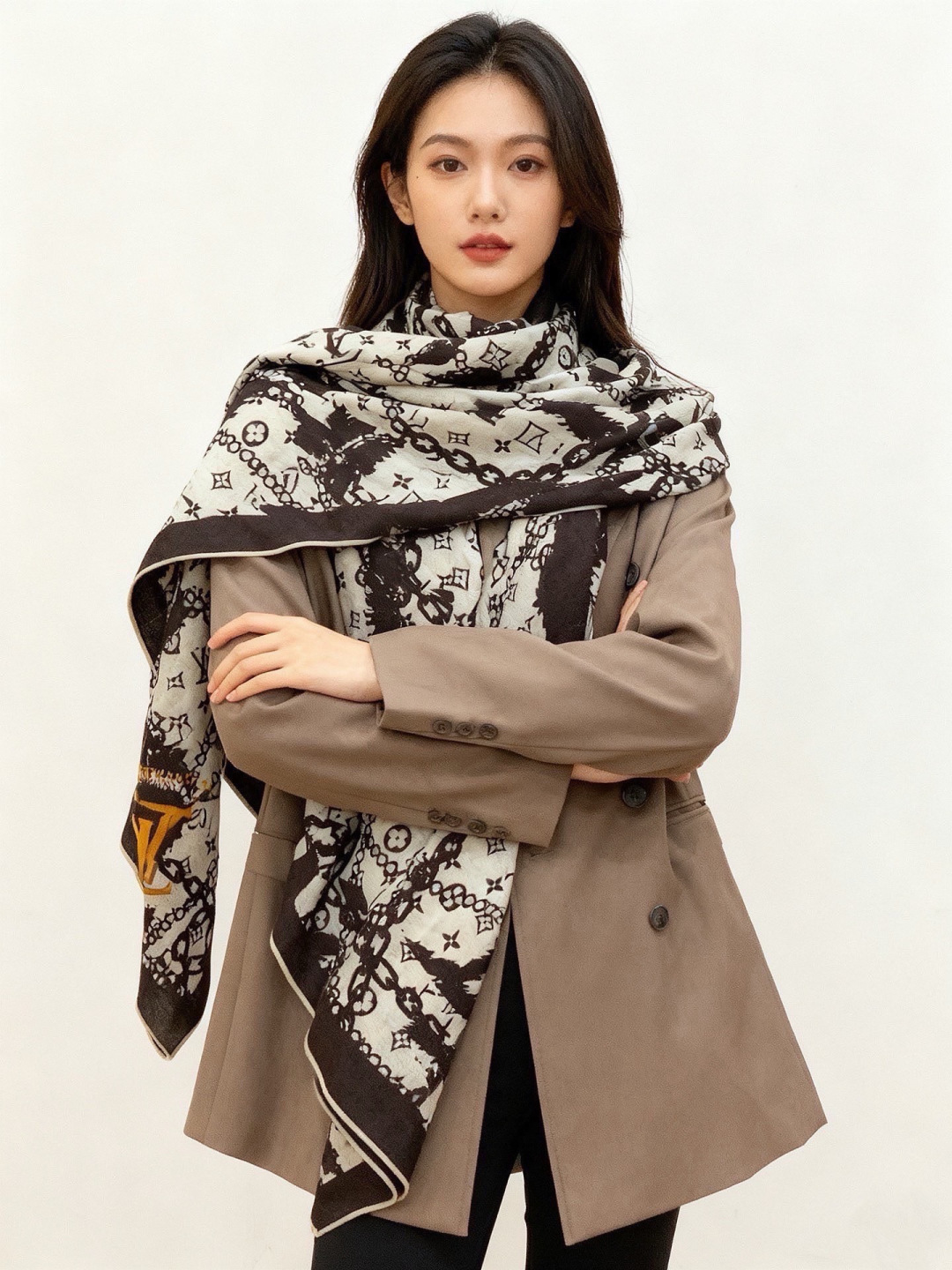 LV x TM 140披肩【140顶级丝绒双面同色披肩】本款L Multicolor披肩出自路易威登与知