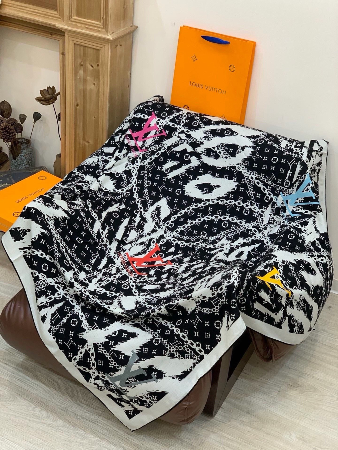 LV x TM 140披肩【140顶级丝绒双面同色披肩】本款L Multicolor披肩出自路易威登与知