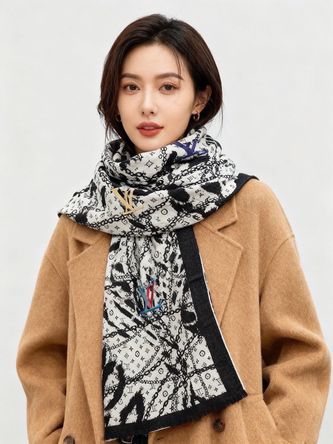 LV x TM 140披肩【140顶级丝绒双面同色披肩】本款L Multicolor披肩出自路易威登与知