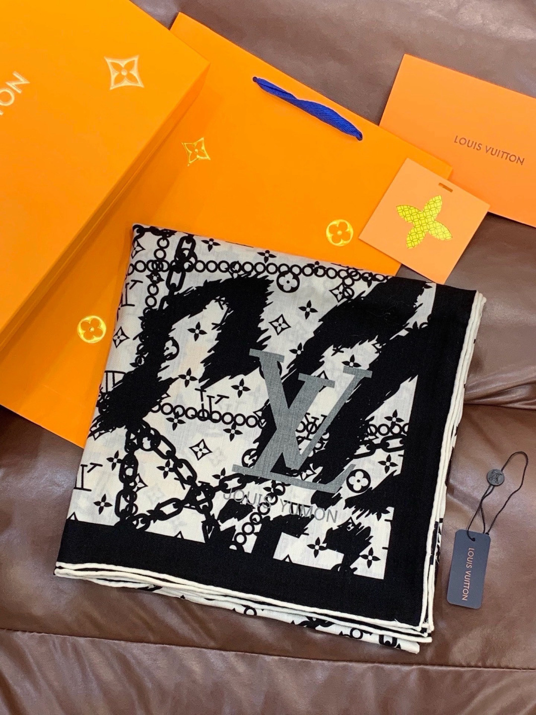 LV x TM 140披肩【140顶级丝绒双面同色披肩】本款L Multicolor披肩出自路易威登与知