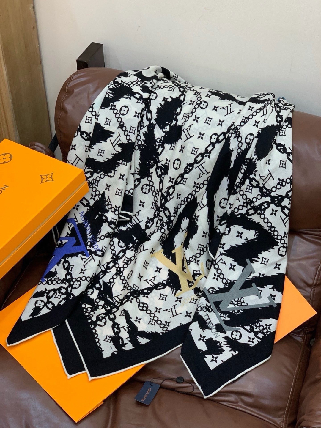 LV x TM 140披肩【140顶级丝绒双面同色披肩】本款L Multicolor披肩出自路易威登与知