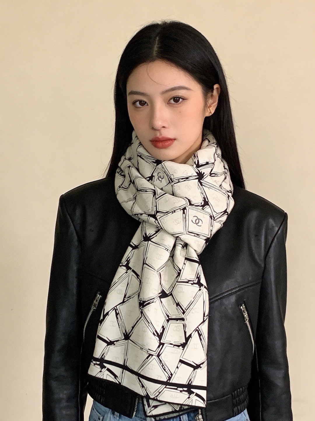 高级成衣系列～Chanel 【140双面同色丝绒披肩】此系列谱写一曲自由轻灵的赞歌本系列作品创新演绎品牌