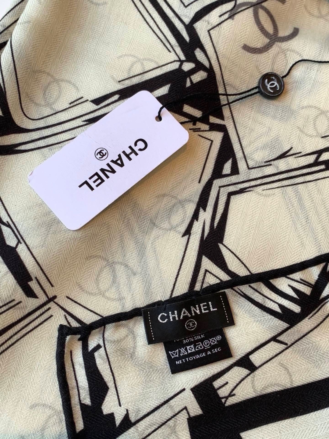 高级成衣系列～Chanel 【140双面同色丝绒披肩】此系列谱写一曲自由轻灵的赞歌本系列作品创新演绎品牌
