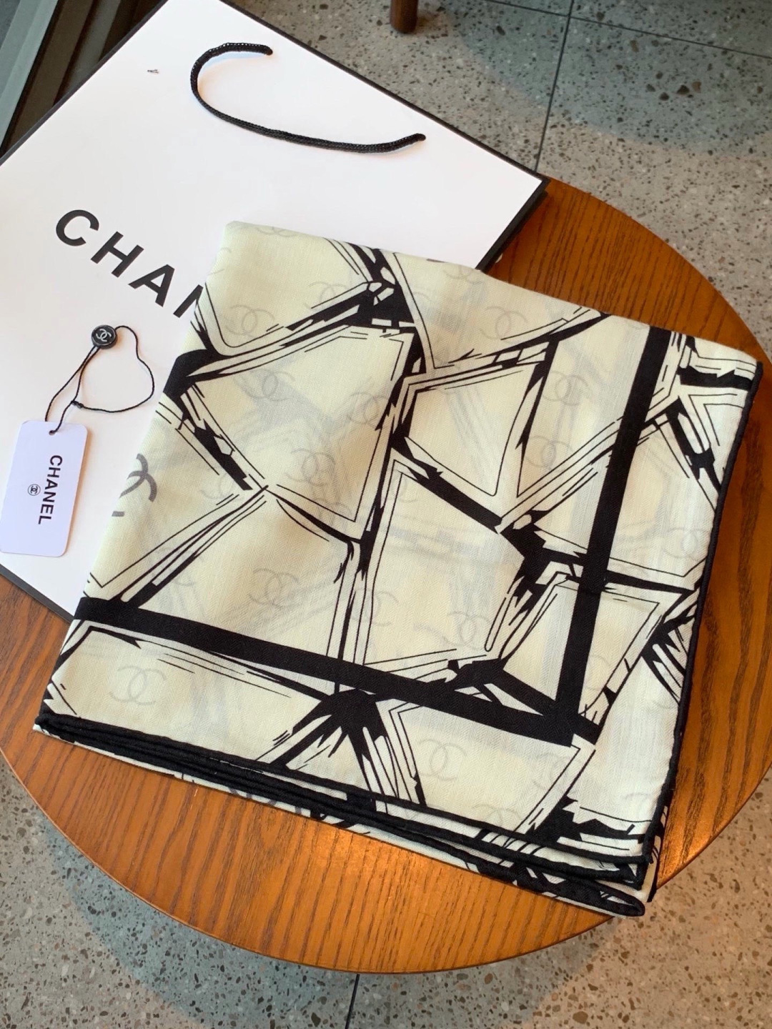 高级成衣系列～Chanel 【140双面同色丝绒披肩】此系列谱写一曲自由轻灵的赞歌本系列作品创新演绎品牌